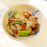 味付き豚もつと長ねぎとにんじんの炒め物